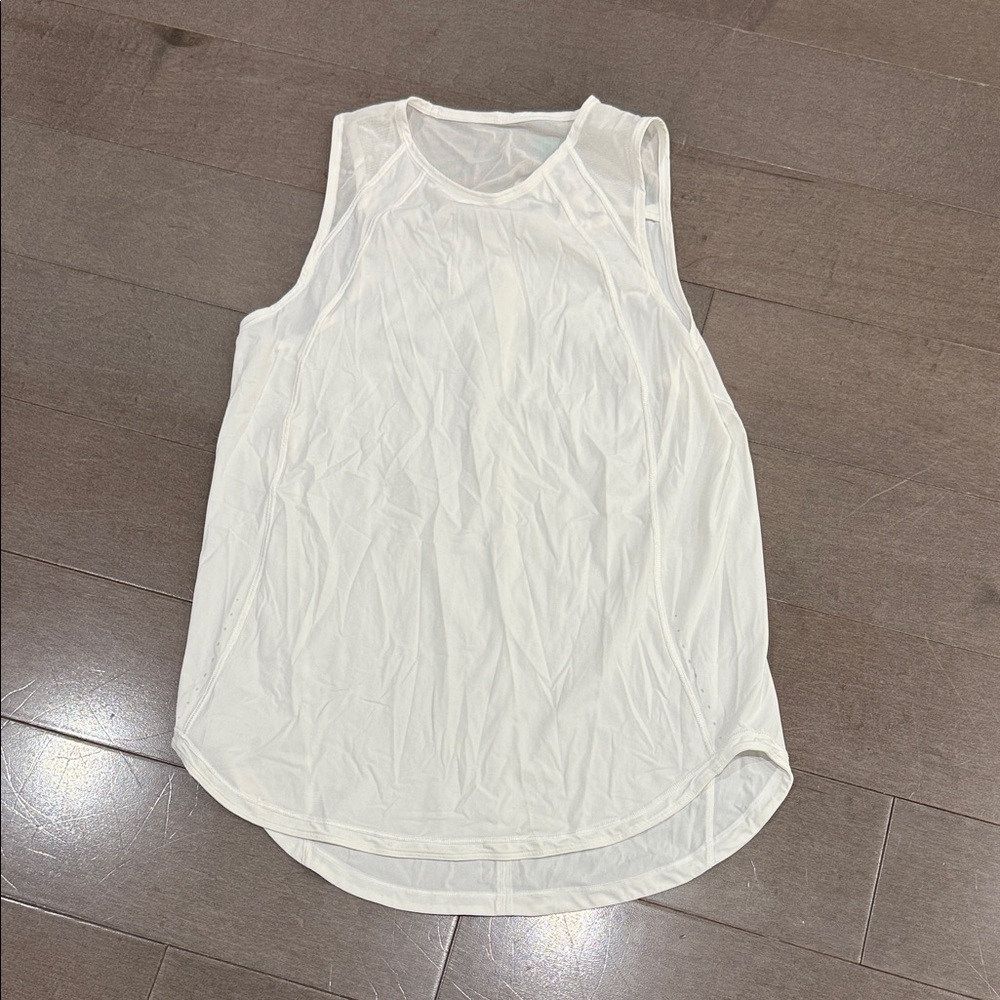 Lululemon Athletica White Tank Top, Sz 8 no tags, excellent condition.
